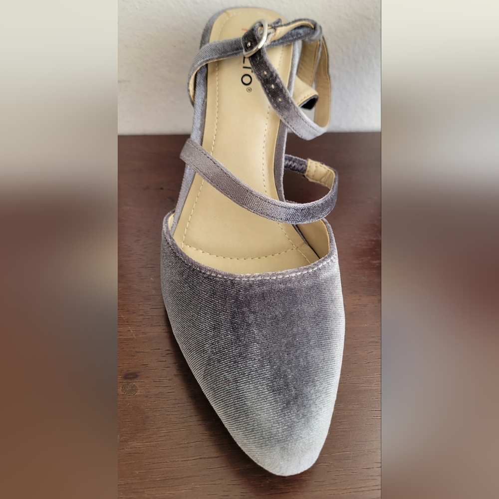 Rialto Women's Elegant Gray Heels - Picture 2 of 12